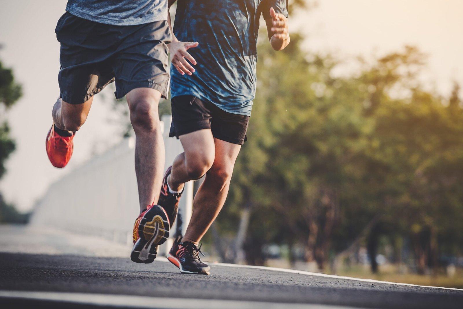 Kofeina w triathlonie: 3–6 mg/kg, 45 minut przed startem. Co mówi nauka w 2026 — i kto na tym nie zyska
